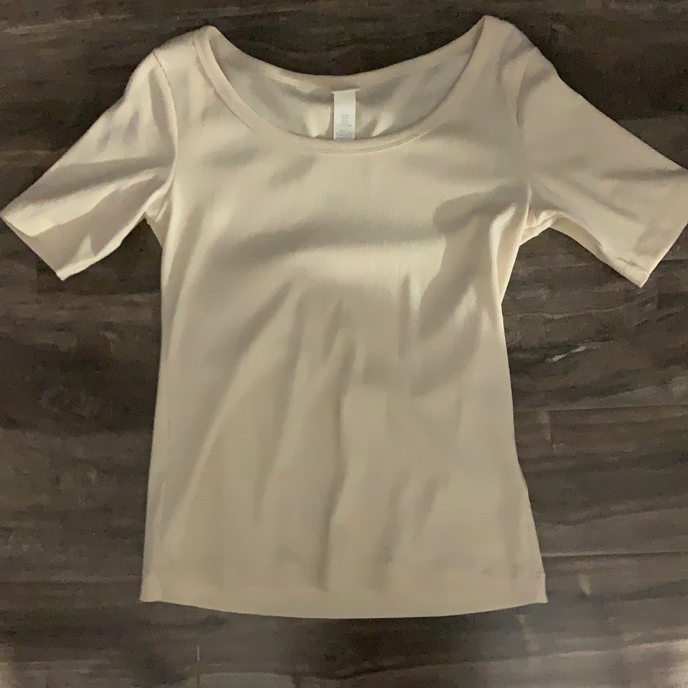 a crème colored h&m t-shirt with tags still on
